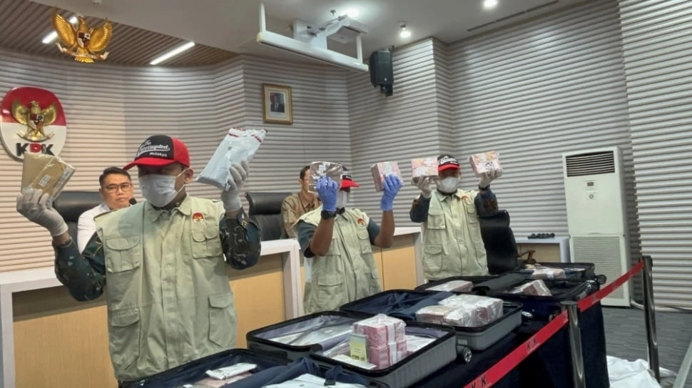KPK Pamerkan Barang Bukti Lima Koper Berisi Uang Rp5,19 Miliar Korupsi Bea Cukai