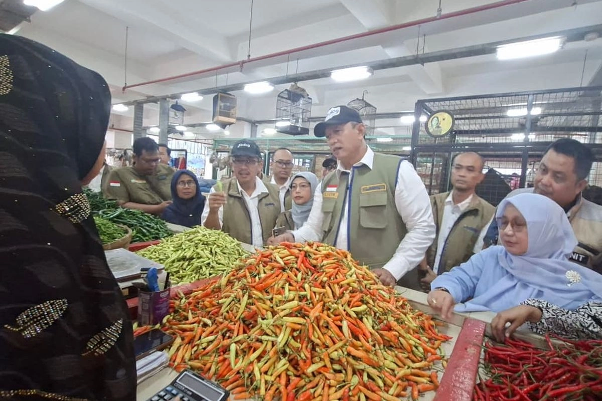 Dirut Bulog Sidak Tiga Pasar di Semarang, Pastikan Harga Beras hingga Daging Sesuai HET