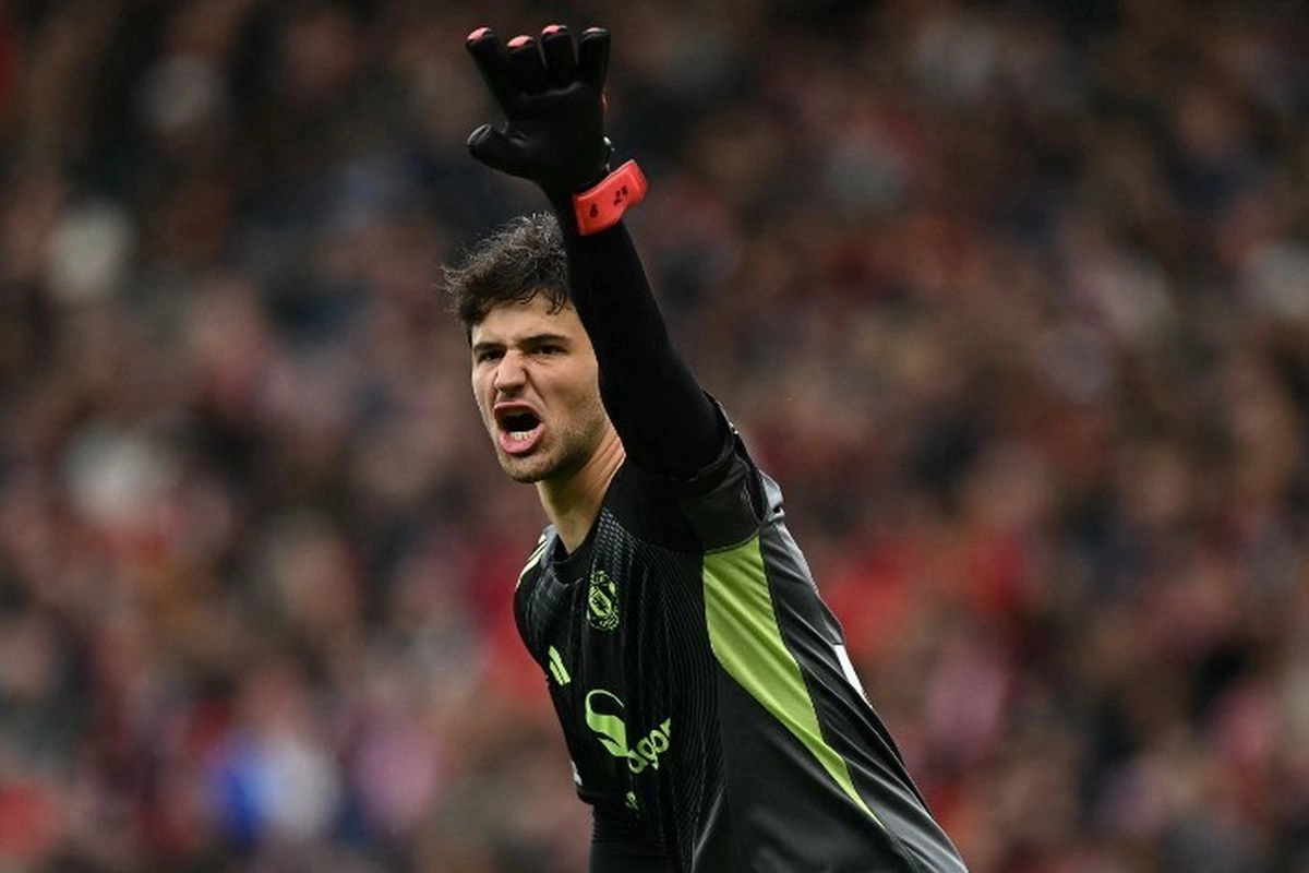 Senne Lammens Tanggapi Pujian Edwin van der Sar, Akui Ada Kemipiran