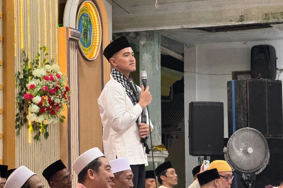 Suasana Hangat Saat Kaesang Keliling Ponpes, Ajak Santri Main Kuis dan Bagi Hadiah