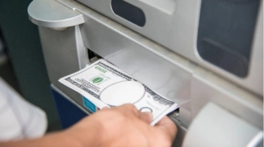 Tukar Uang Sebaiknya Hari Apa? Ini Jadwal dan Trik Terbaiknya