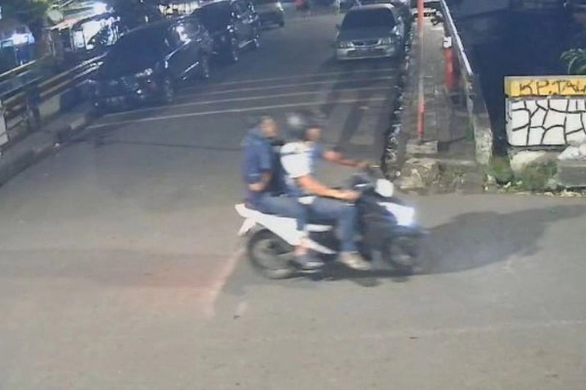 Air Keras dan Modernitas yang Belum Selesai