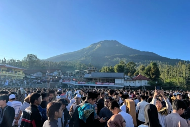 Shalat Idul Fitri di Lapangan Garung dengan Pemandangan Gunung, Bakal Ada Festival Balon di Sana