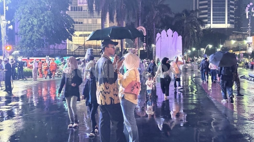 Malam Takbiran, Masyarakat Mulai Padati Bundaran HI Meski Cuaca Masih Diguyur Hujan