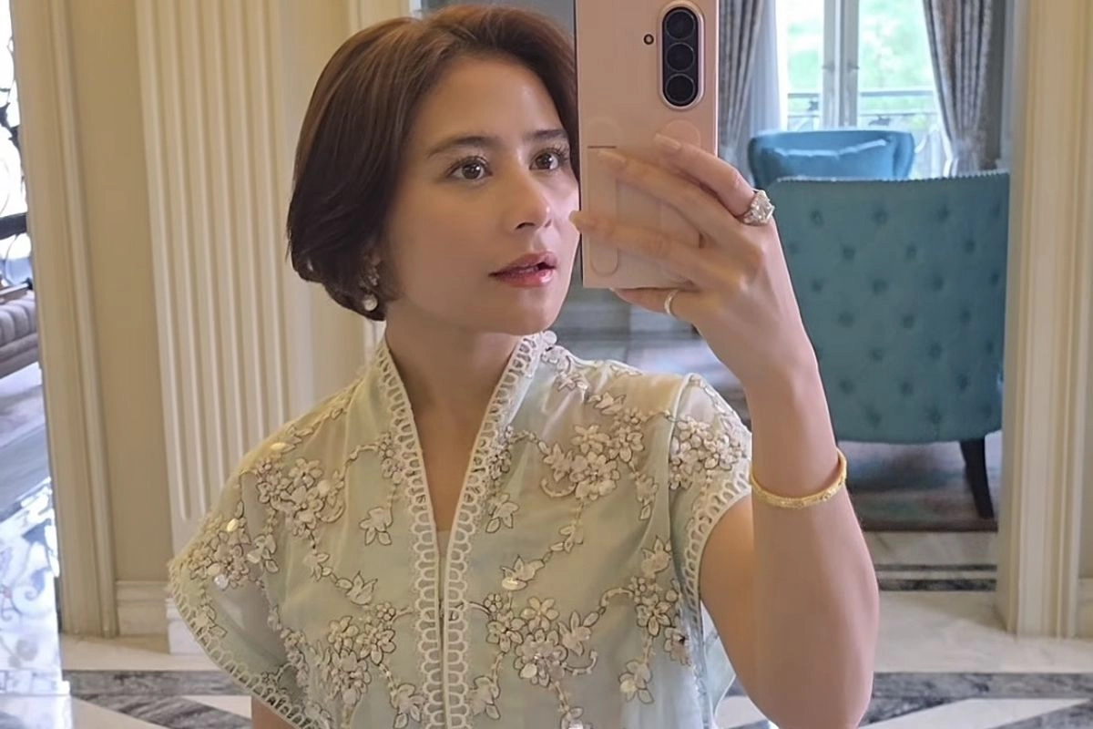 Prilly Latuconsina Tampil Anggun saat Lebaran, Pakai Blouse Brokat Mint 