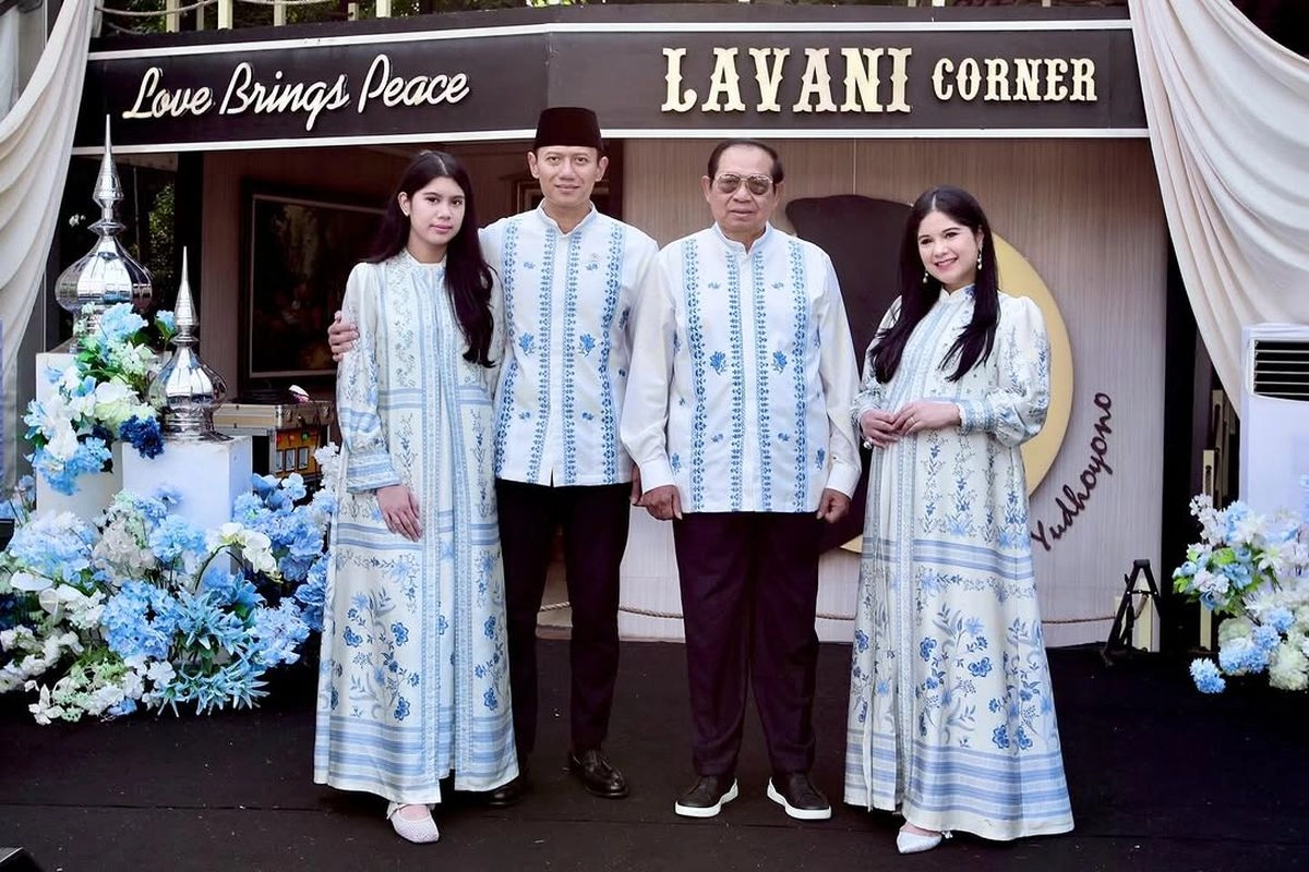 Inspirasi Sarimbit Lebaran ala Annisa Pohan, Paduan Putih dan Biru