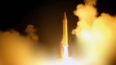 Rudal Iran Hantam Dekat Fasilitas Nuklir Israel, 100 Orang Jadi Korban