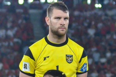 Media Belanda Puji Ketenangan Maarten Paes Meski Diteror Suporter Feyenoord