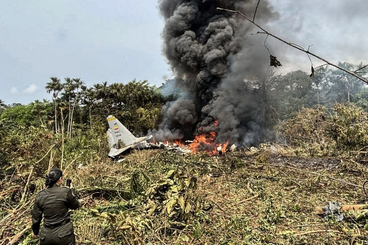 Bawa 125 Orang, Pesawat Militer Kolombia Jatuh Saat Lepas Landas