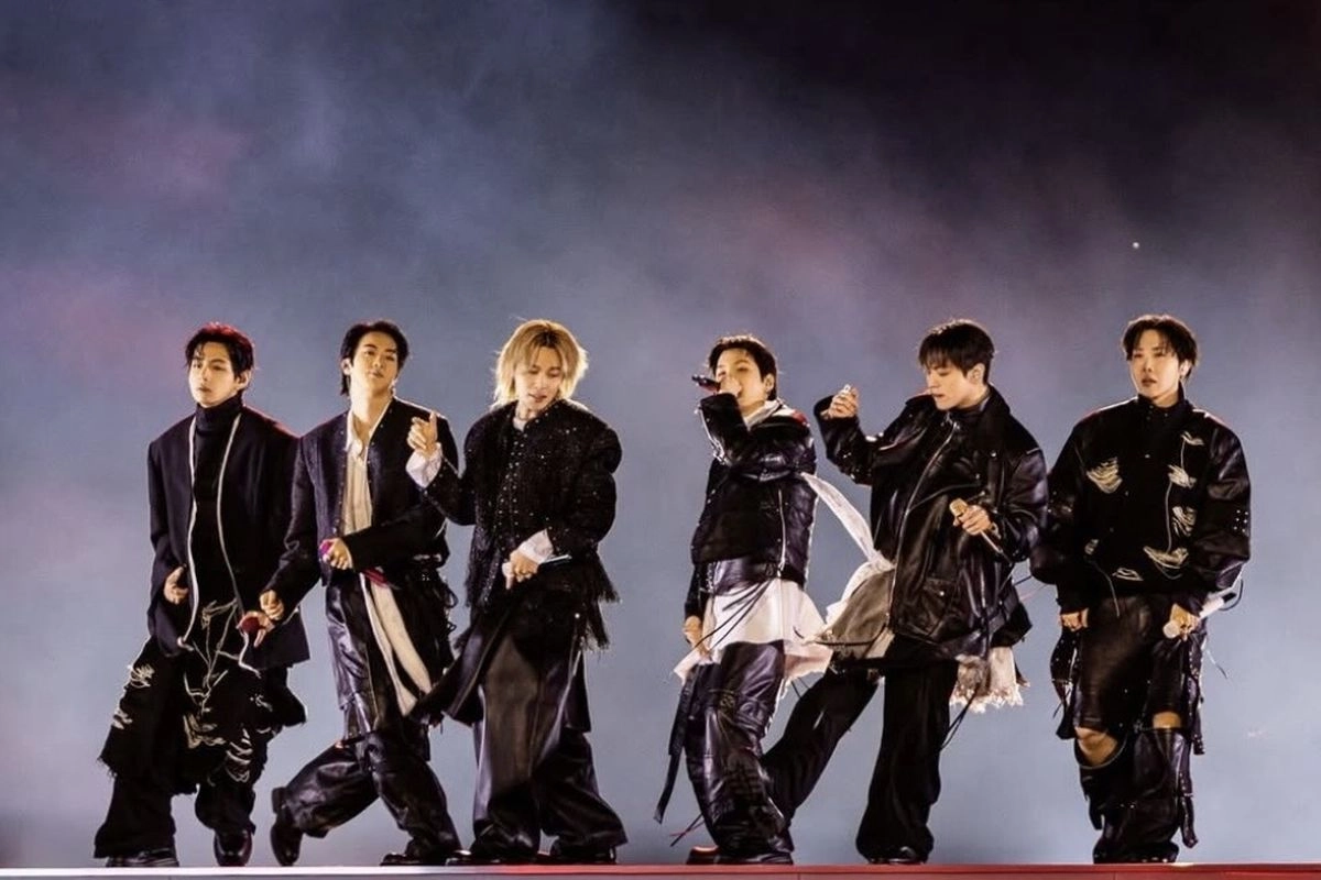 BTS Comeback dengan Kostum Joseon, Gabungkan Hanbok dan Armor Modern