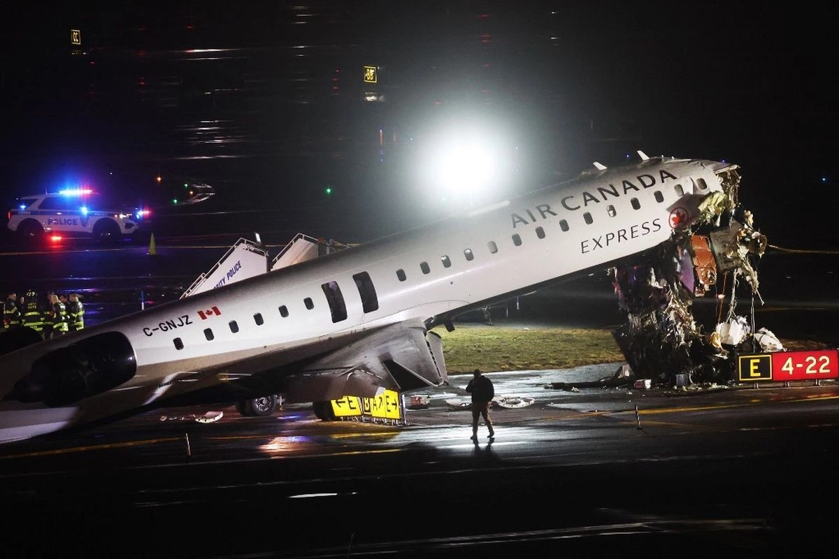 Pesawat Air Canada Tabrak Mobil Damkar di New York, Bandara Ditutup