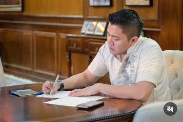 Seskab Teddy Rapat Bareng Airlangga Bahas Penyesuaian Energi dan Stimulus Ekonomi