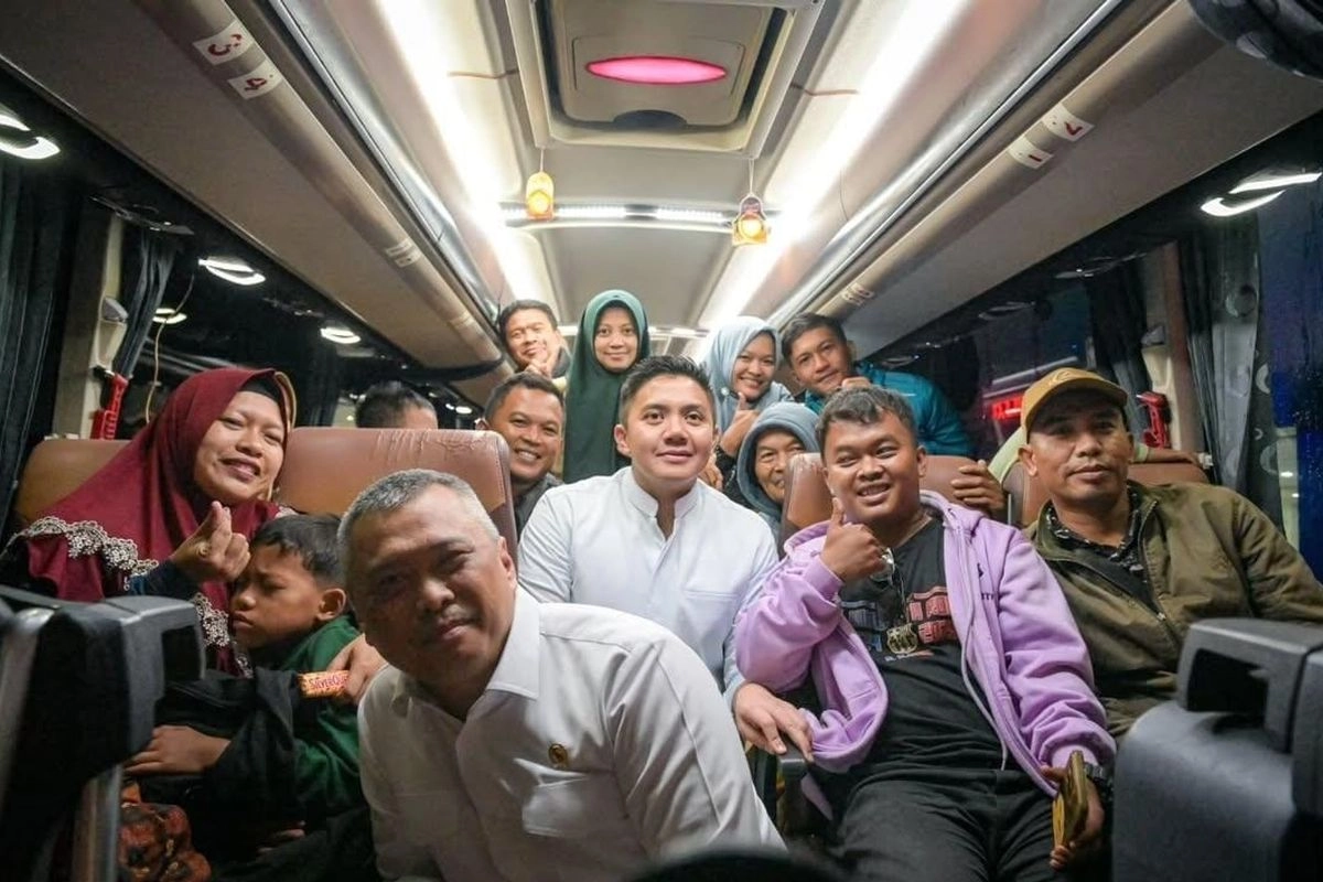 Dini Hari, Seskab Teddy dan Menhub Cek Puncak Arus Balik di Terminal Pulo Gebang