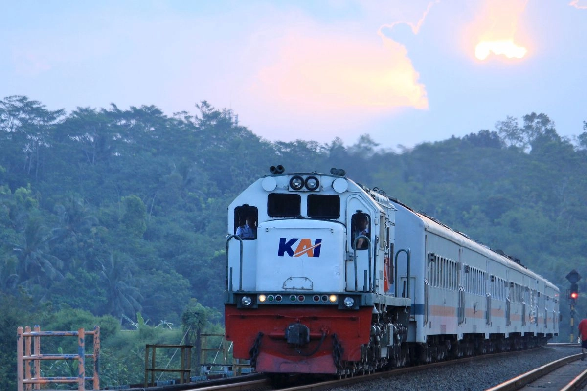 Ide Liburan Hemat, Ini Rute Kereta Api Lokal dengan Pemandangan Indah