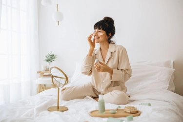 7 Kebiasaan Sebelum Tidur yang Bikin Wajah Lebih Segar di Pagi Hari
