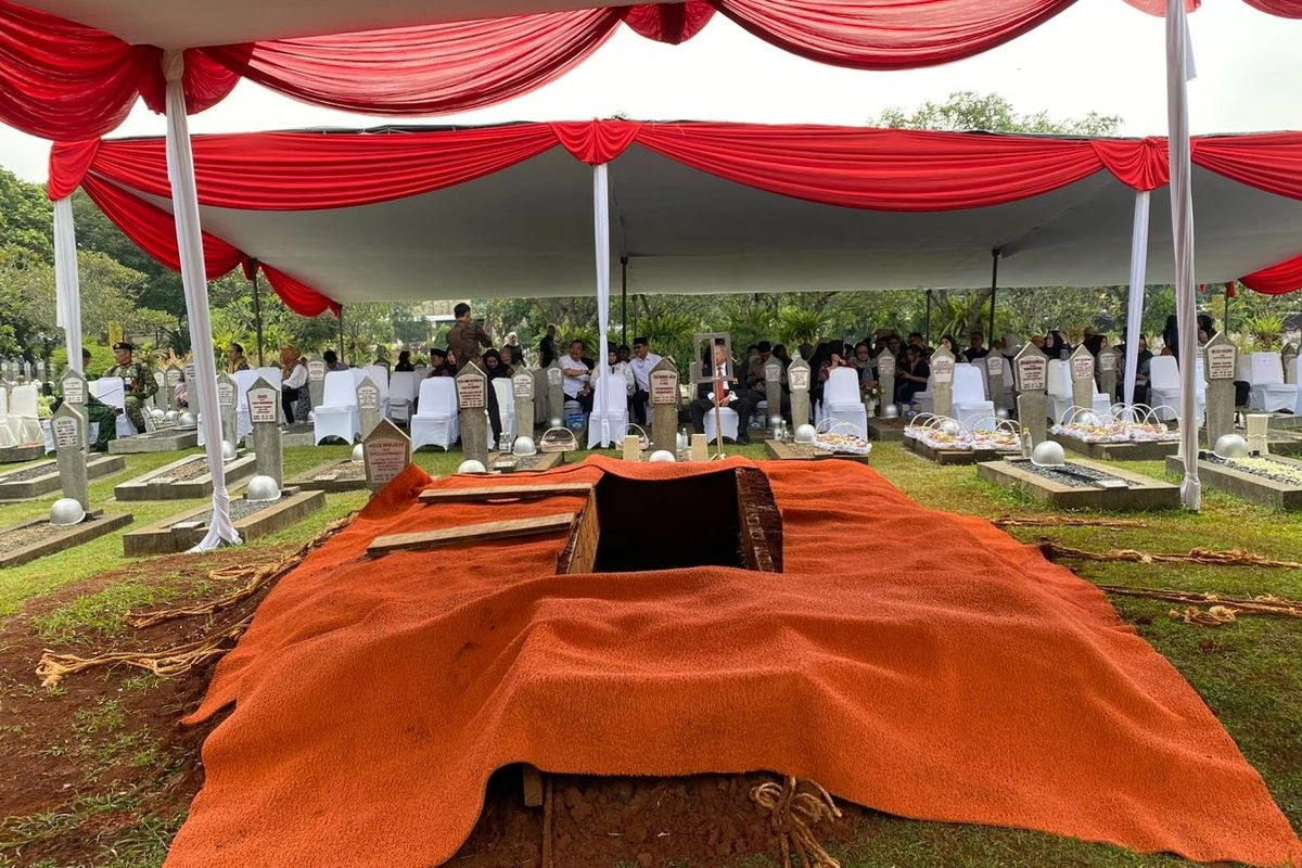 Juwono Sudarsono Dimakamkan di Samping Eks Gubernur Lemhanas Agus Widjojo