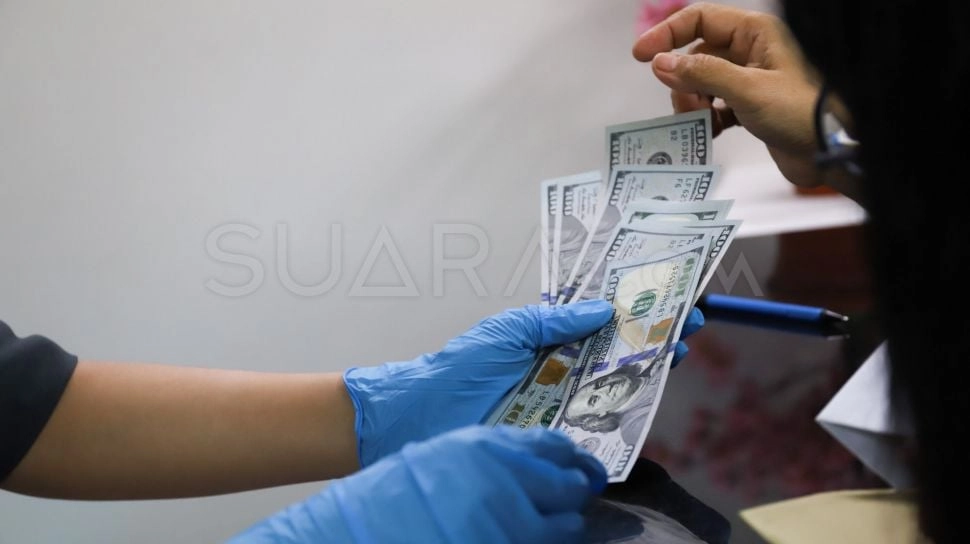Dolar AS dan Harga Minyak Diprediksi Melonjak, Rupiah Tertekan