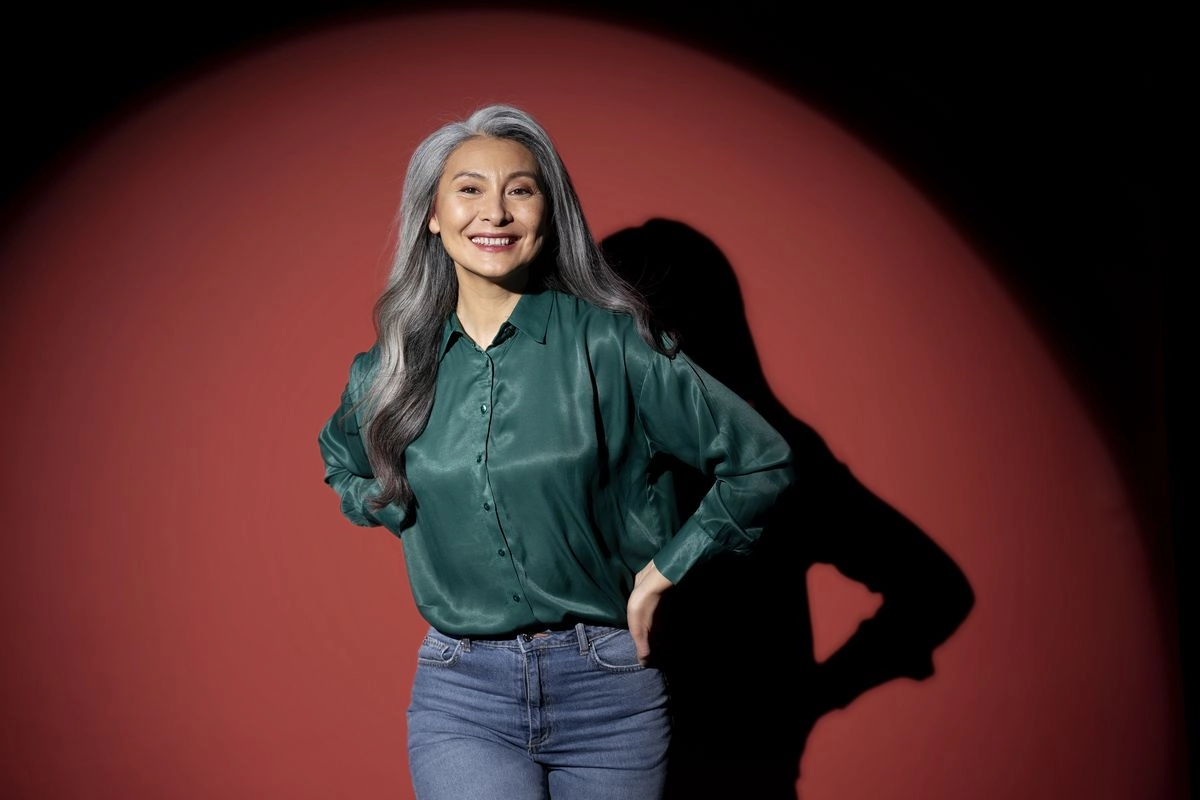 5 Tips untuk Perempuan 50+ Tampil Modis dengan Wide Leg Jeans