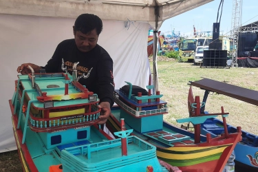 Di Sedekah Laut Juwana, Miniatur Kapal Ngebut Ini Tembus Rp 25 Juta