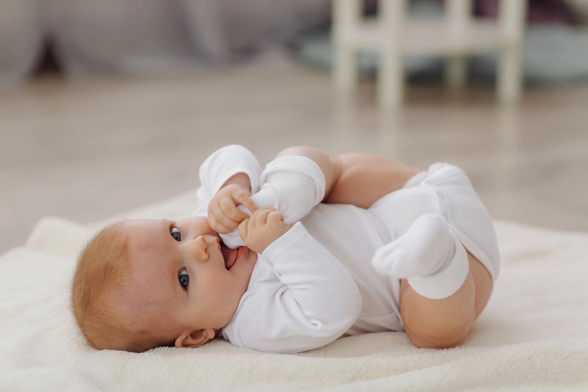 Jangan Panik, Ini Alasan Bayi Sering Masukkan Benda ke Mulut