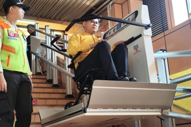 Pertama Kalinya, Stasiun Cikini Punya Lift Tangga untuk Disabilitas