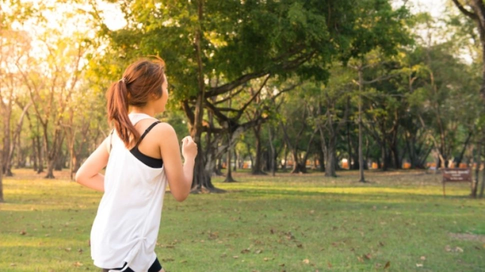 Perbedaan Lari, Jogging, dan Trail Running yang Sedang Tren Tahun 2026