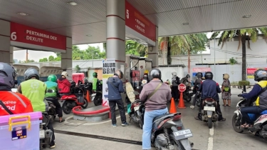 Ramai Pengendara Isi Bensin Full Tank Jelang Pengumuman Kenaikan BBM