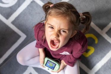 Anak Tantrum saat Gadget Diambil? Ini Cara Mengatasinya Menurut Psikolog