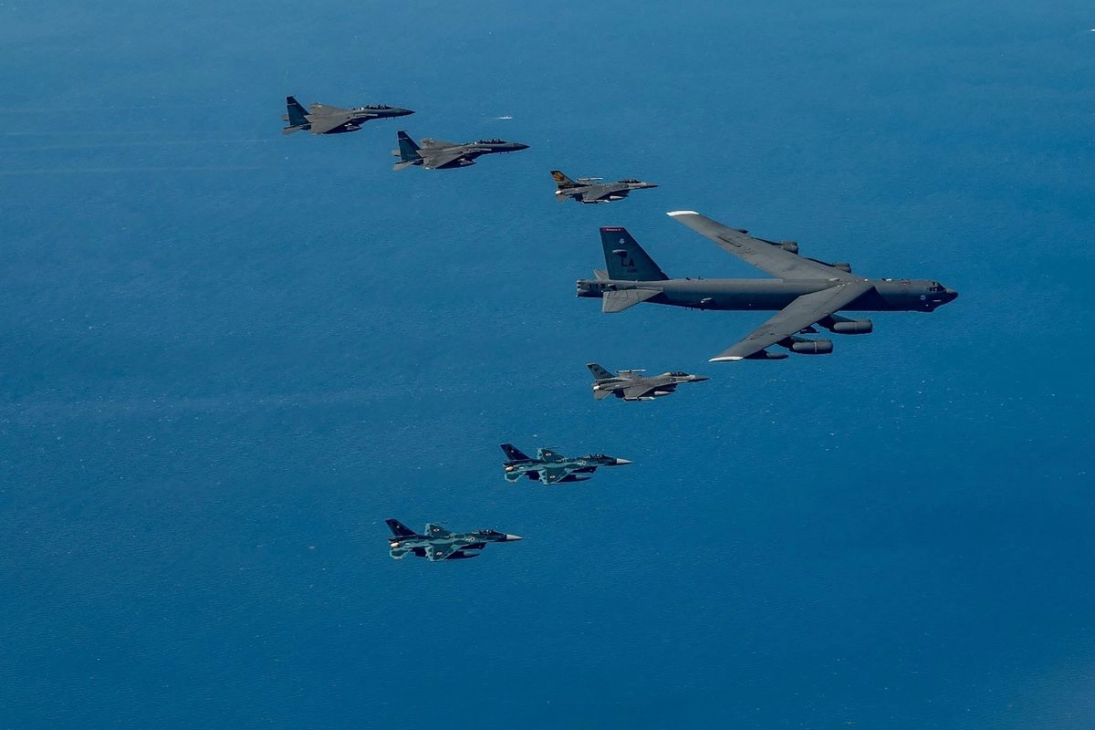 Eskalasi Memanas, AS Terbangkan Bomber B-52 Langsung di Atas Daratan Iran