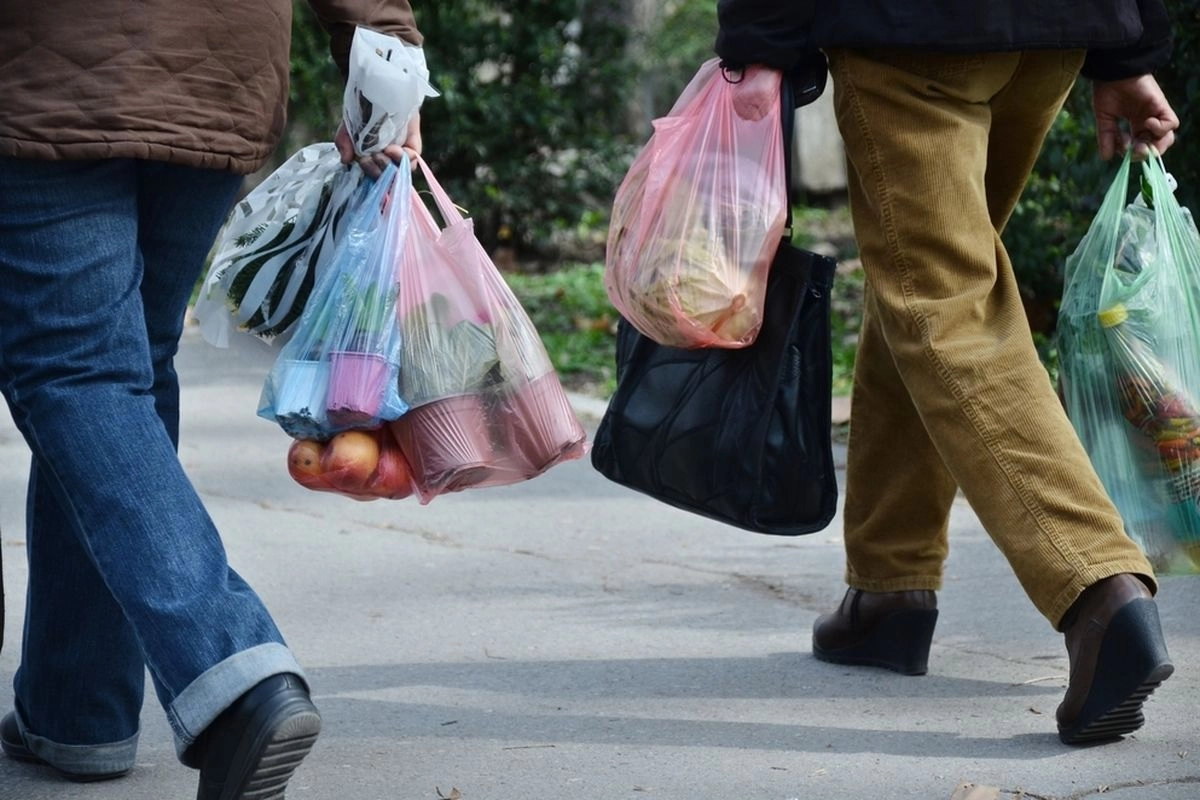 Harga Plastik Melonjak Imbas Konflik Timur Tengah, Pedagang Tertekan