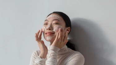 Apa Itu Exfoliating Cleanser? Ini 5 Rekomendasi Produknya yang Aman untuk Pemula