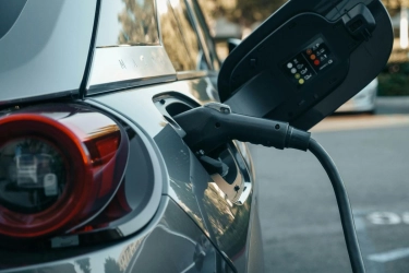 Ancaman Fiskal di Tengah Lonjakan Harga Minyak, Insentif EV Dibutuhkan Guna Jaga Pasar?