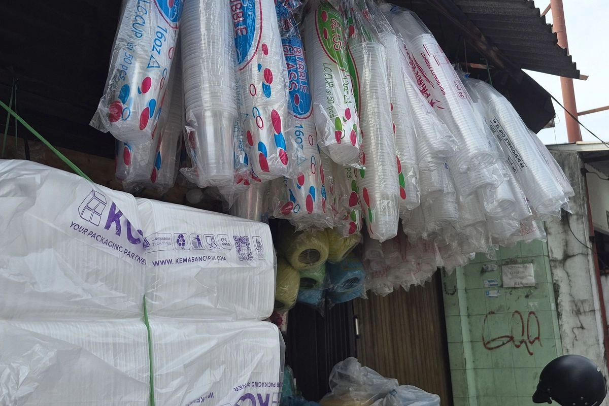 Konflik di Timur Tengah, Harga Plastik Naik Berdampak Pada Pedagang Kecil