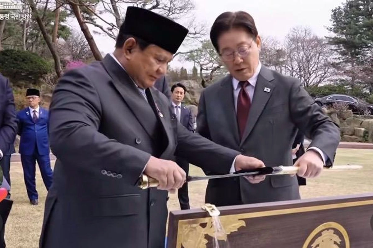 Momen Hangat Prabowo Hadiahkan Keris Bali dan Koin Tradisi ke Presiden Korsel