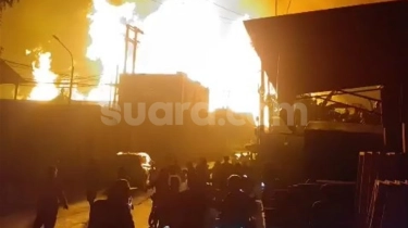 Mencekam! SPBE di Cimuning Bekasi Terbakar Hebat, Langit Malam Berubah Merah
