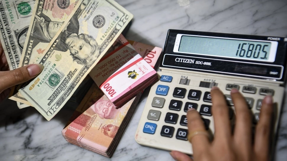 Penyebab Rupiah Melemah Tembus Rp17.002 per Dolar AS Hari Ini