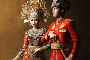 7 Detail Busana Adat Gorontalo Syifa Hadju dan El Rumi saat Prewedding, Serba Merah