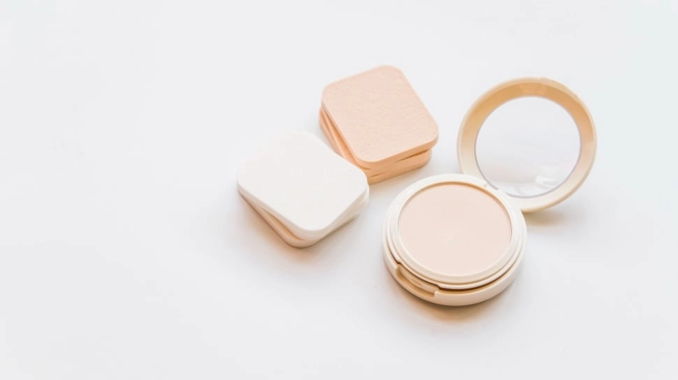5 Bedak Padat untuk Kulit Berminyak, Hasil Makeup Natural dan Tidak Dempul