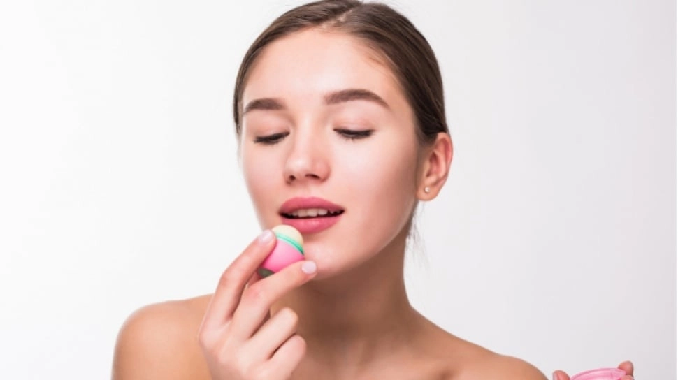 6 Rekomendasi Lip Balm Korea untuk Bibir Kering, Ringan dan Glossy Tahan Lama