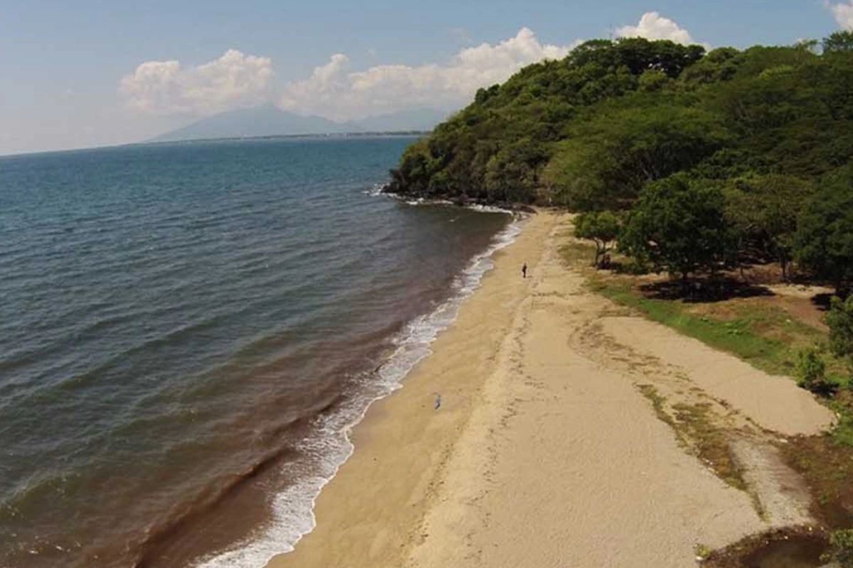 5 Pantai di Situbondo yang Punya Pasir Putih dan Pemandangan yang Indah