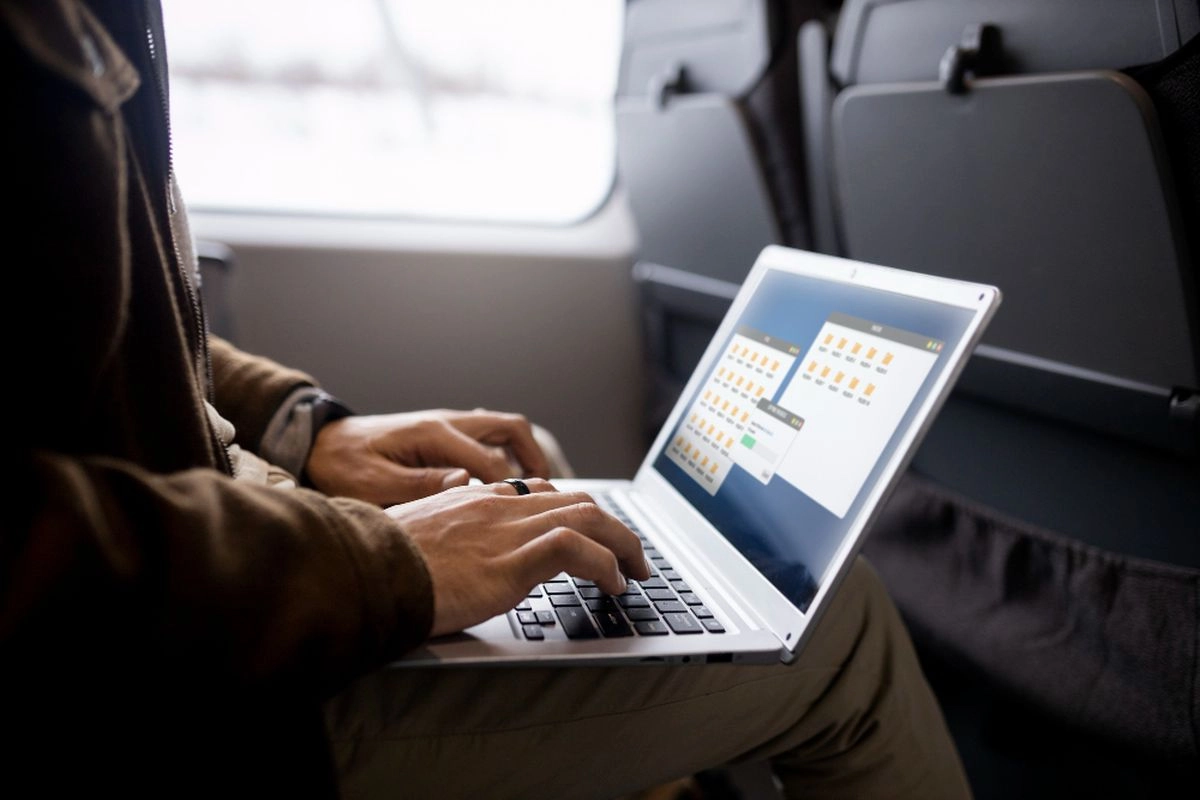 Kenapa Laptop Harus Dikeluarkan Saat Pemeriksaan Bandara? Ini Alasannya
