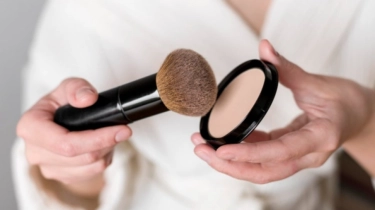 7 Bedak Anti Luntur Kena Keringat saat Cuaca Panas, Makeup Tetap On Seharian