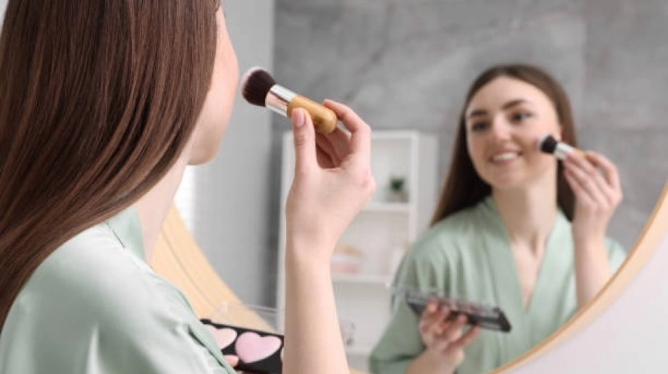 Bedak Tabur atau Blush On Dulu? Ini Urutan Makeup yang Benar agar Wajah Flawless Merona
