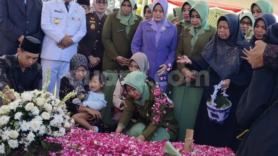 Suasana Haru Pemakaman Kopda Anumerta Farizal di TMP Giripeni, Isak Tangis Keluarga Pecah