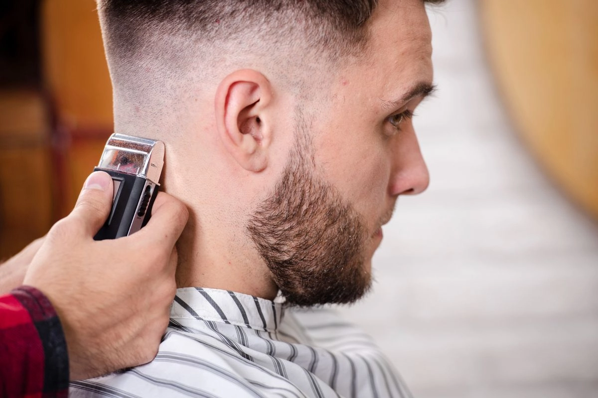 Gaya Rambut yang Bikin Penampilan Pria Usia 40-an Kurang Segar