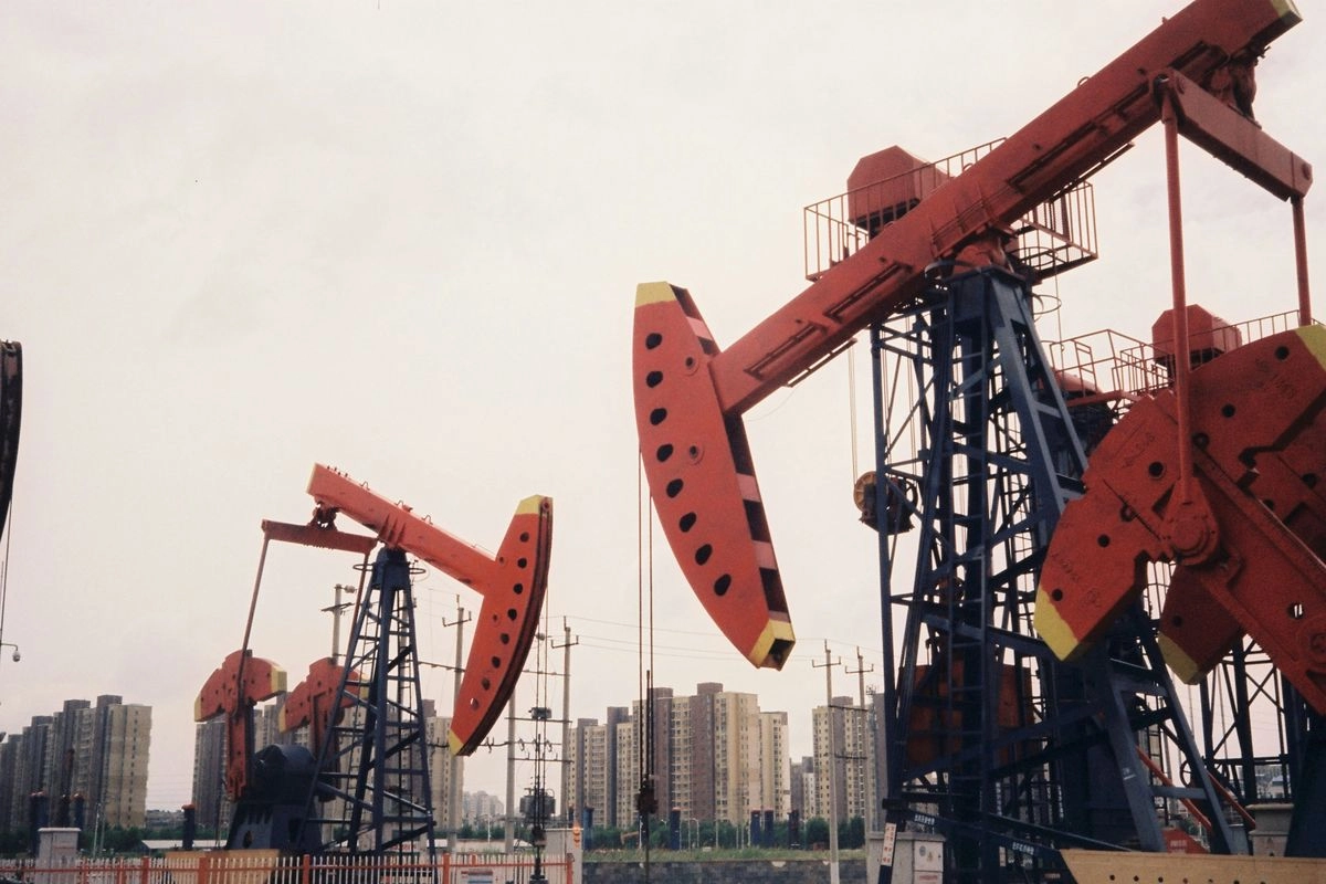 Harga Minyak Dunia Tembus 110 Dollar AS