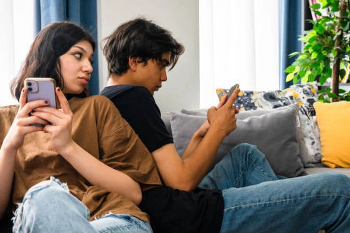 6 Tanda Pasangan Tidak Hadir Secara Emosional Menurut Terapis