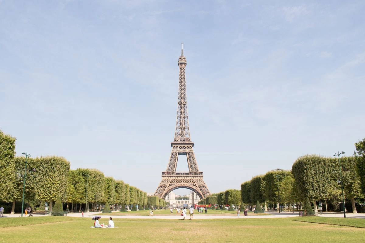 Potongan Tangga Menara Eiffel Akan Dilelang, Ini Perkiraan Harganya