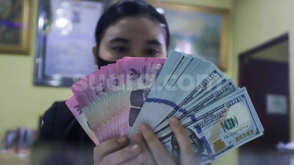 Rupiah Mulai Bangkit, Dolar AS Turun ke Level Rp16.999