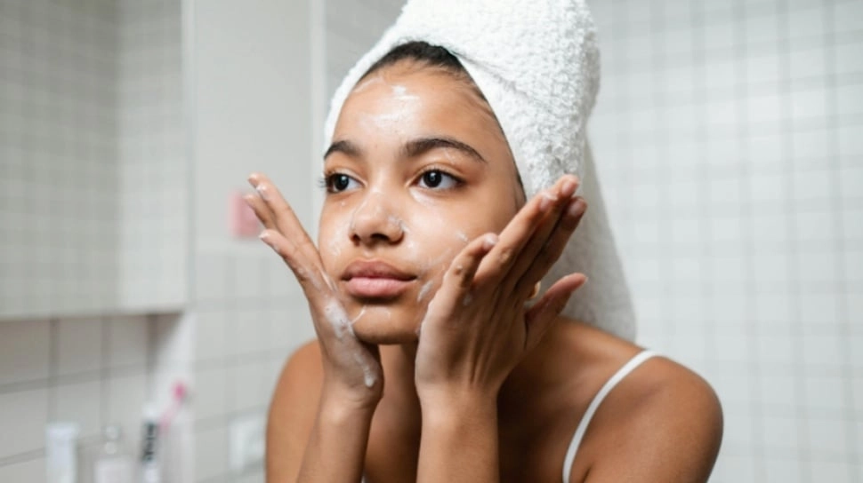 Urutan Eksfoliasi Wajah yang Benar agar Glowing dan Bebas Kusam, Jangan Salah!
